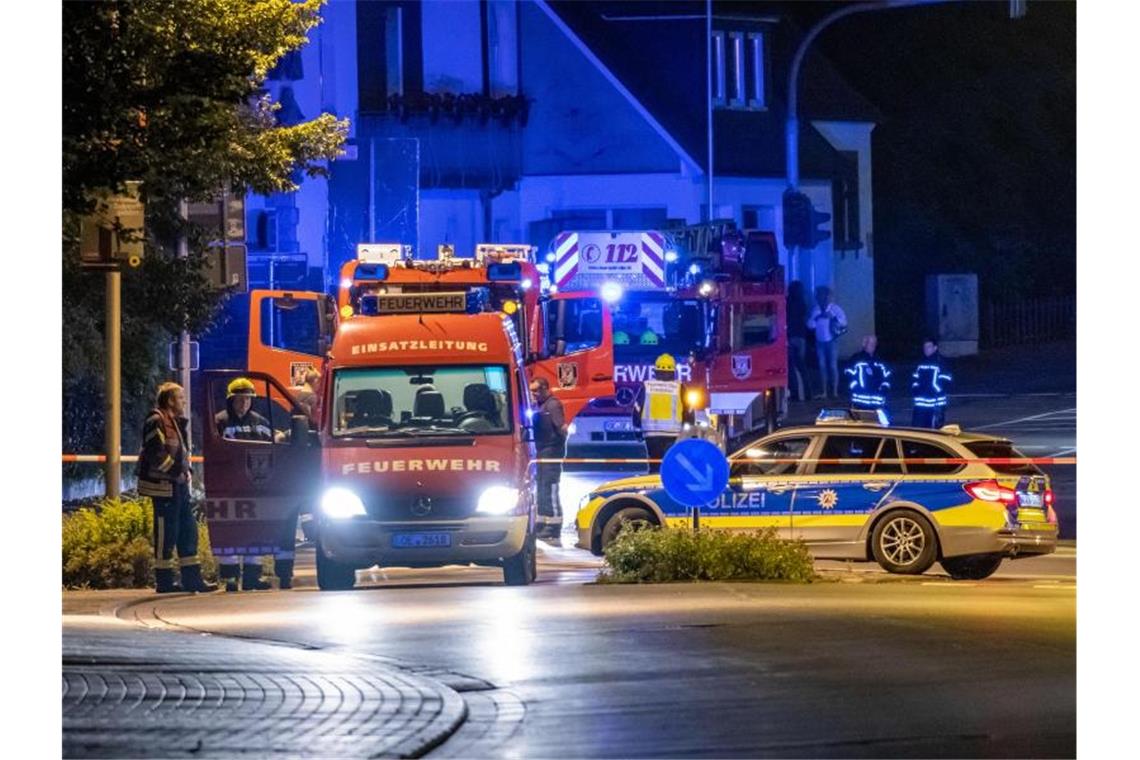 Polizei und Feuerwehr an einer Straßensperrung in Olpe. Foto: Markus Klümper/dpa