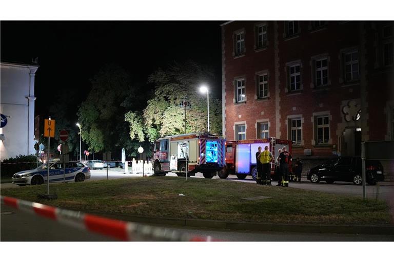 Polizei und Feuerwehr im Umfeld eines Tatortes in Völklingen im Einsatz.