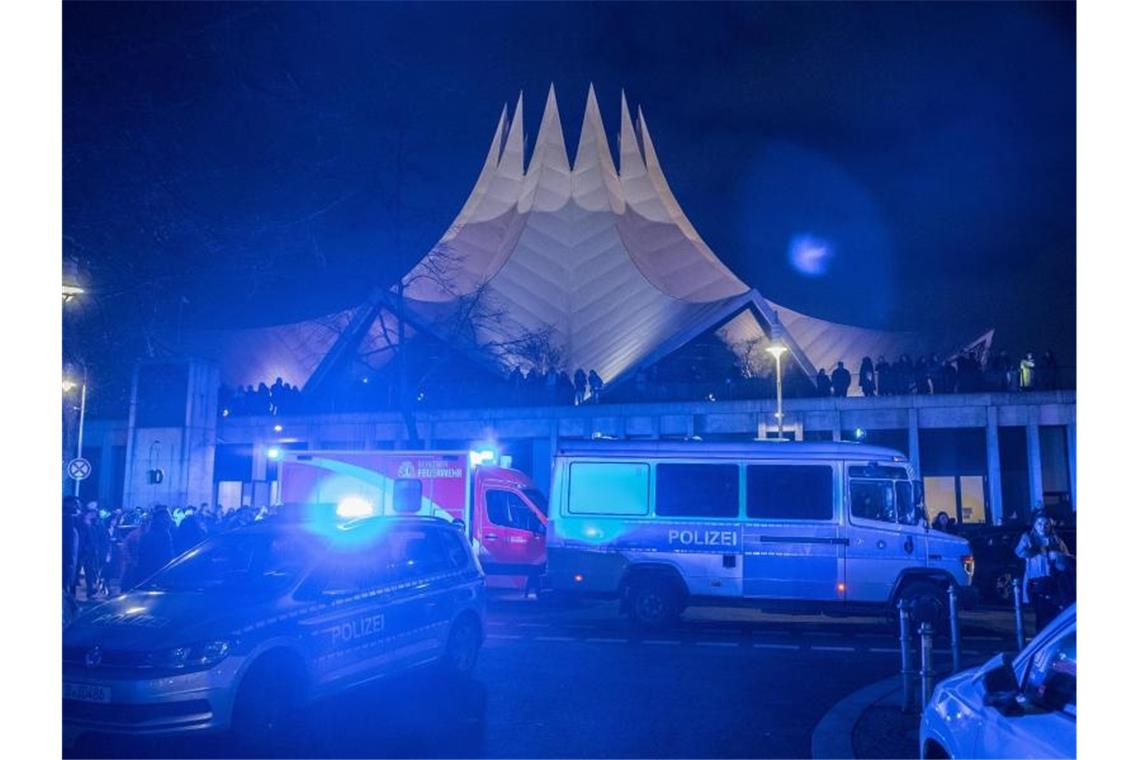 Polizei und Feuerwehr sichern den Tatort um den Tempodrom. Foto: Paul Zinken/dpa