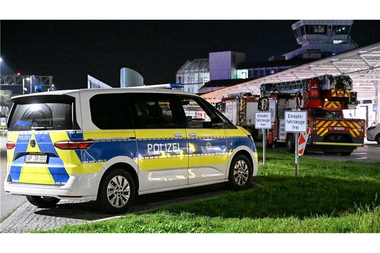 Polizei und Feuerwehr sind nach Drohnensichtungen und Flugausfällen am Flughafen München im Einsatz.