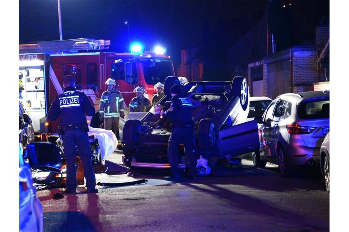Polizei und Feuerwehr sind nach einem Unfall im Einsatz. Foto: Rene Priebe/PR-Video/dpa