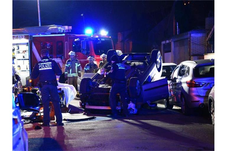 Polizei und Feuerwehr sind nach einem Unfall im Einsatz. Foto: Rene Priebe/PR-Video/dpa