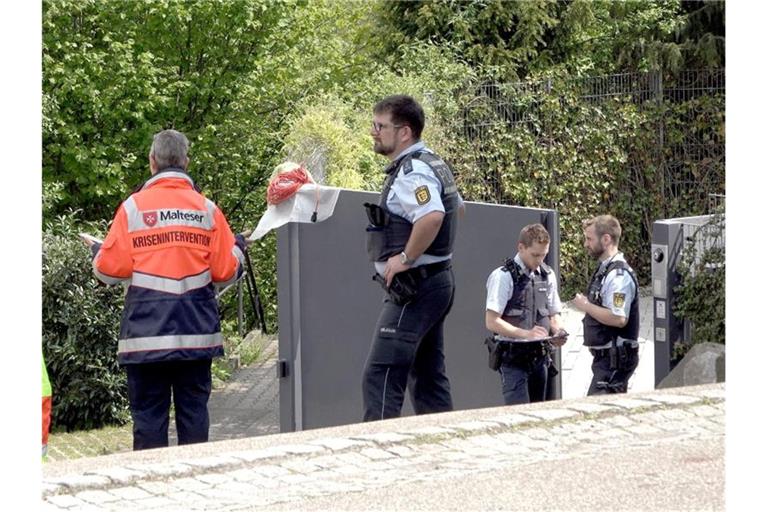 Polizei und Mitglieder des Rettungsdienstes stehen vor der Einfahrt des Wohnhauses. Foto: Aaron Klewer/Einsatz-Report24/dpa/Archivbild