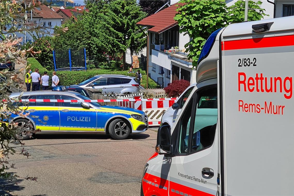 Polizei und Rettungsdienst sind in der Straße Im Wacholder im Einsatz. Foto: B. Beytekin