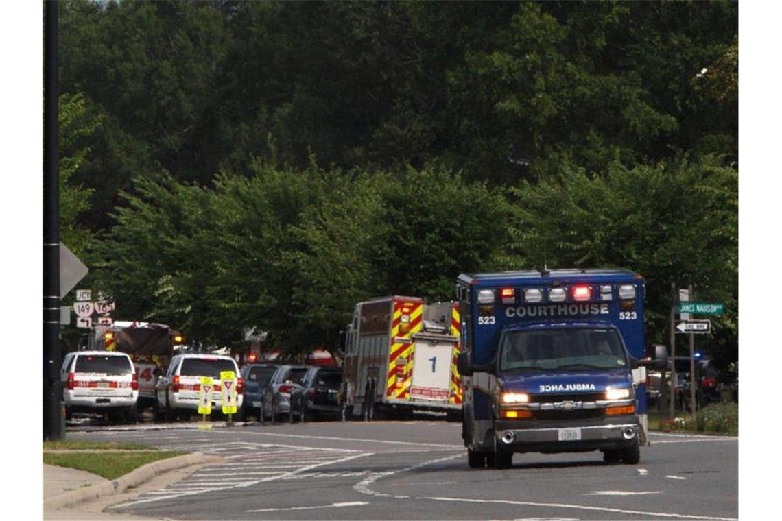 Polizei und Rettungsfahrzeuge stehen an einer Kreuzung in der Nähe des Tatorts. Foto: Kaitlin Mckeown/The Virginian-Pilot
