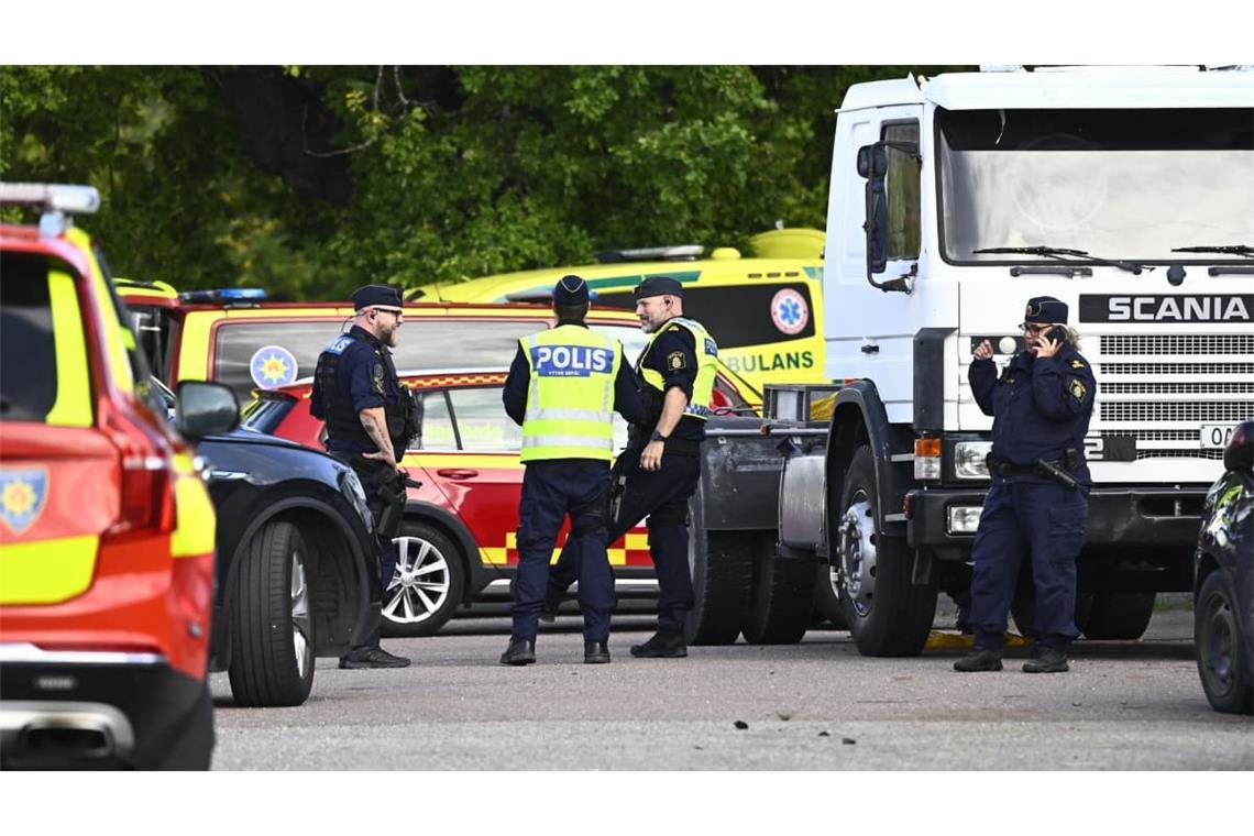 Polizei und Rettungskräfte im Einsatz vor der Brinellskolan.