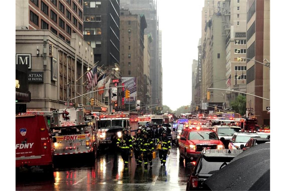 Polizei und Rettungskräfte sind in der Nähe des Unglücksortes mitten in Manhattan im Einsatz. Foto: Benno Schwinghammer