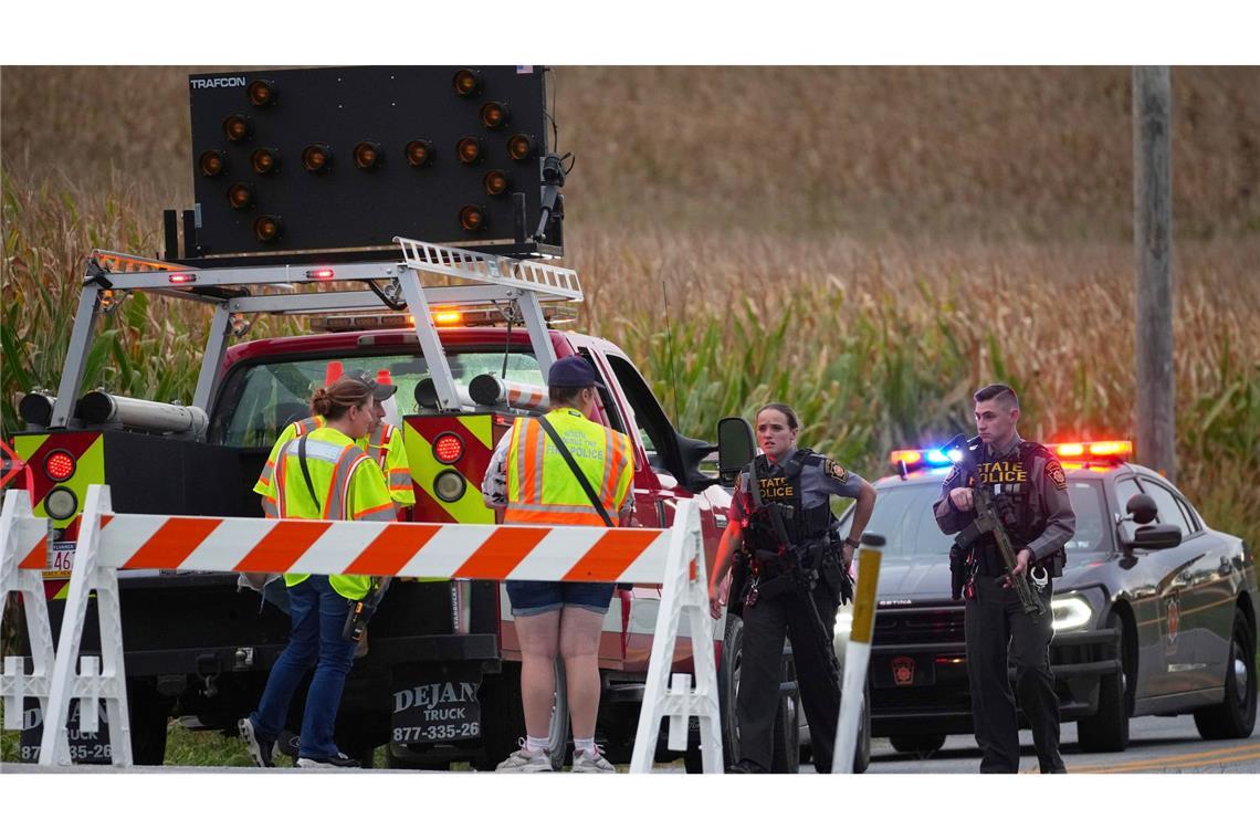 Drei Polizisten in USA durch Schüsse getötet Polizei und Rettungskräfte sind nach den tödlichen Schüssen auf drei Polizisten im Einsatz.