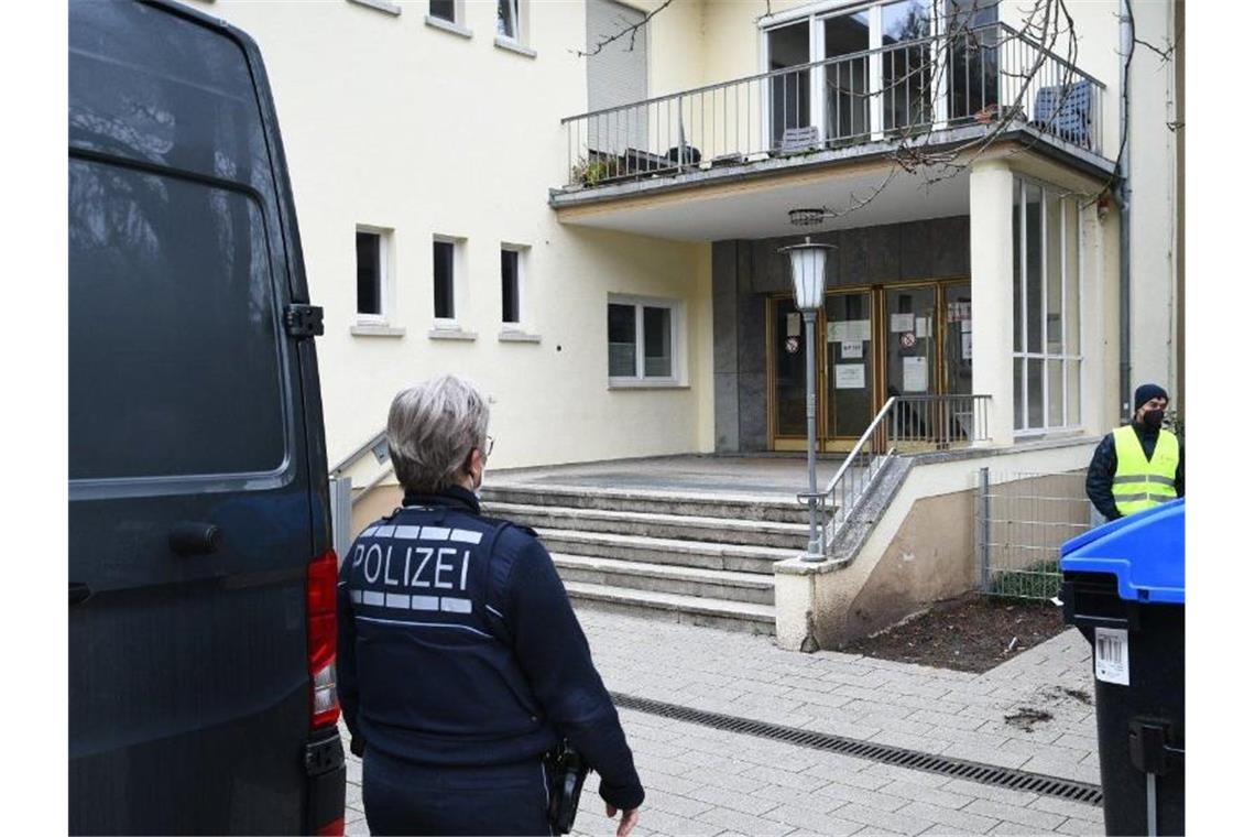 Fakultät nach Amoklauf „im Schockmodus“ - Hörsaal bleibt zu Polizei und Wachschutz stehen an dem Eingang zum Gebäude des Tatorts. Foto: R.Priebe/Pr-Video/dpa
