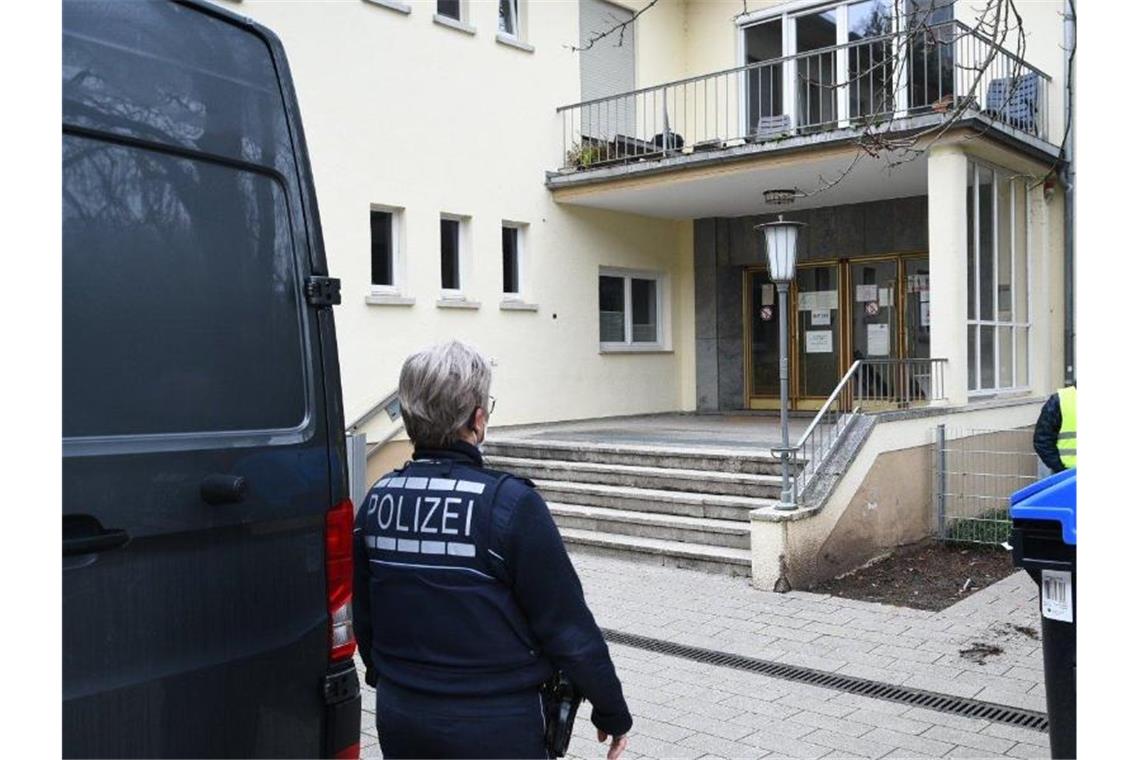 Polizei versucht Rekonstruktion des Heidelberger Amoklaufs Polizei und Wachschutz stehen an dem Eingang zum Gebäude auf dem Gelände der Heidelberger Universität. Foto: R.Priebe/Pr-Video/dpa