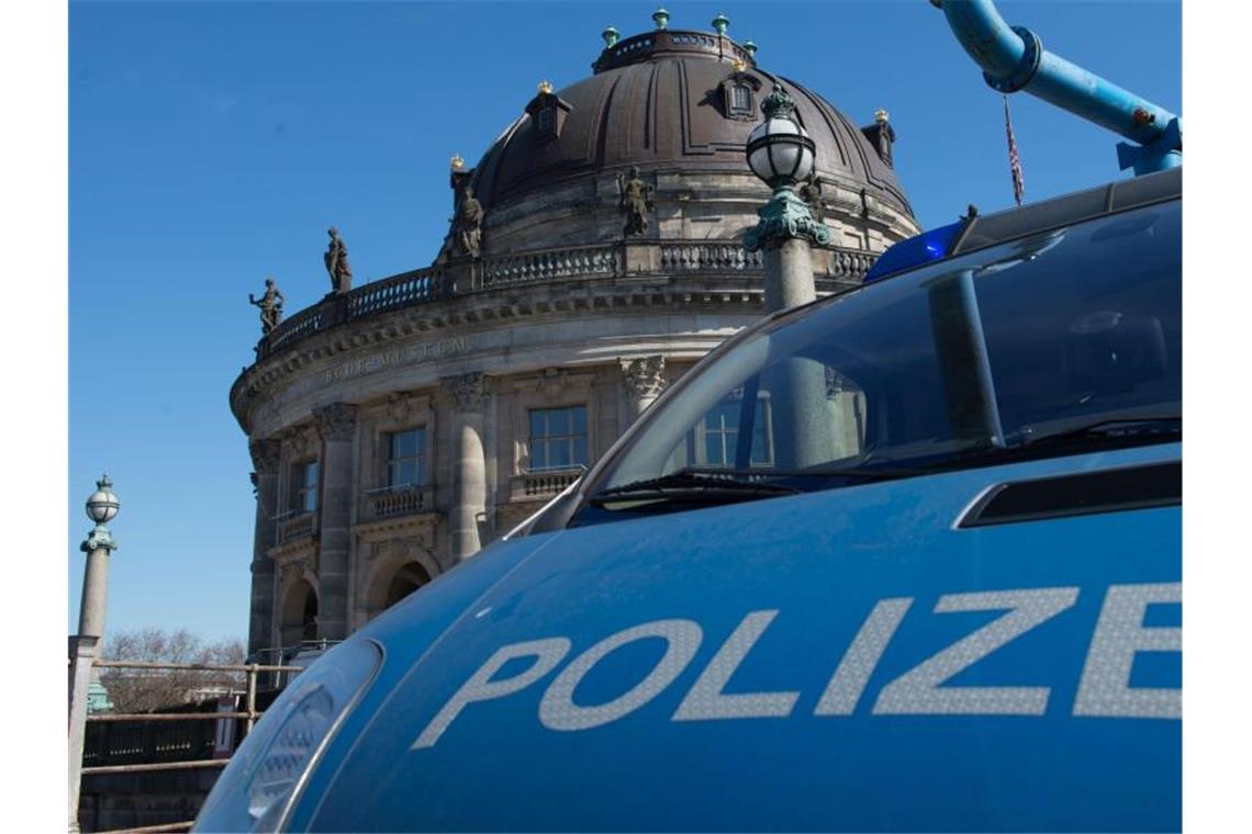 Gestohlene Riesen-Goldmünze: Schweigen und ein Mammutprozess Polizei vor dem Bode-Museum: Die Millionenteure Goldmünze bleibt verschwunden. Foto: Paul Zinken/dpa