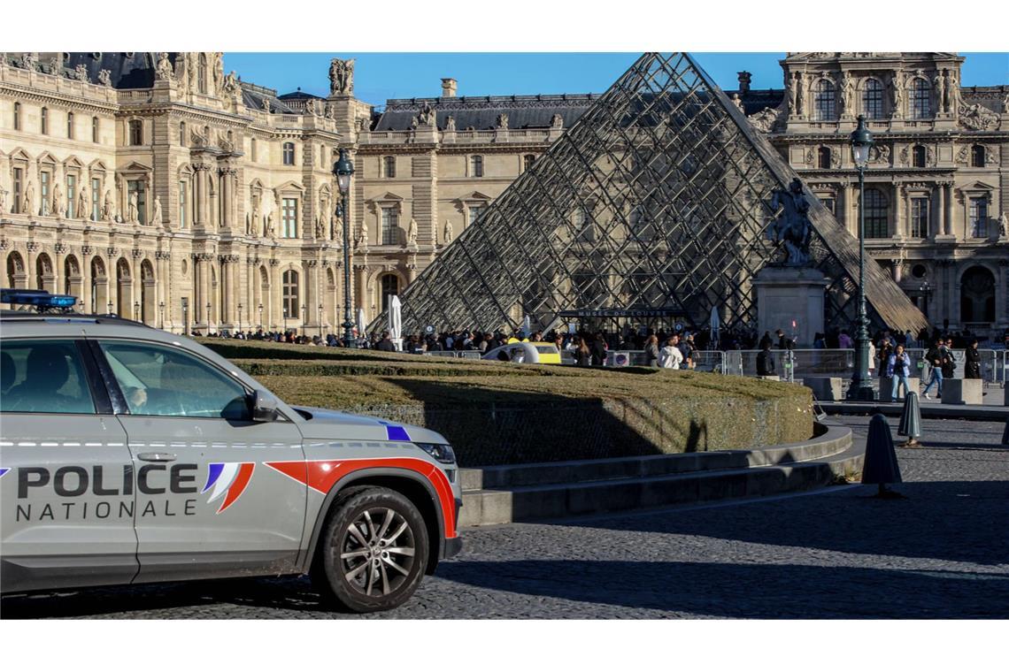 Polizei vor dem Louvre.