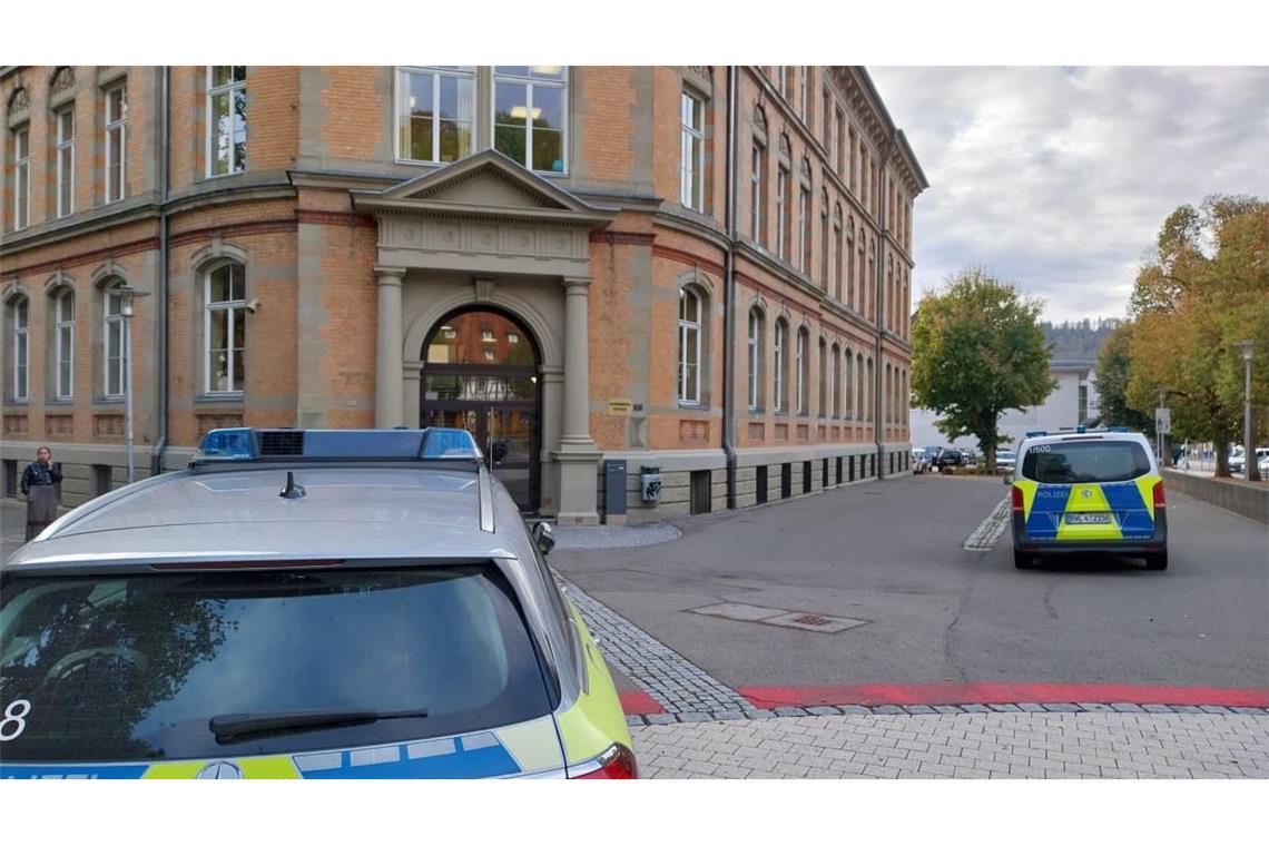 Polizei vor der Hohenbergschule in Albstadt am Dienstagmorgen.