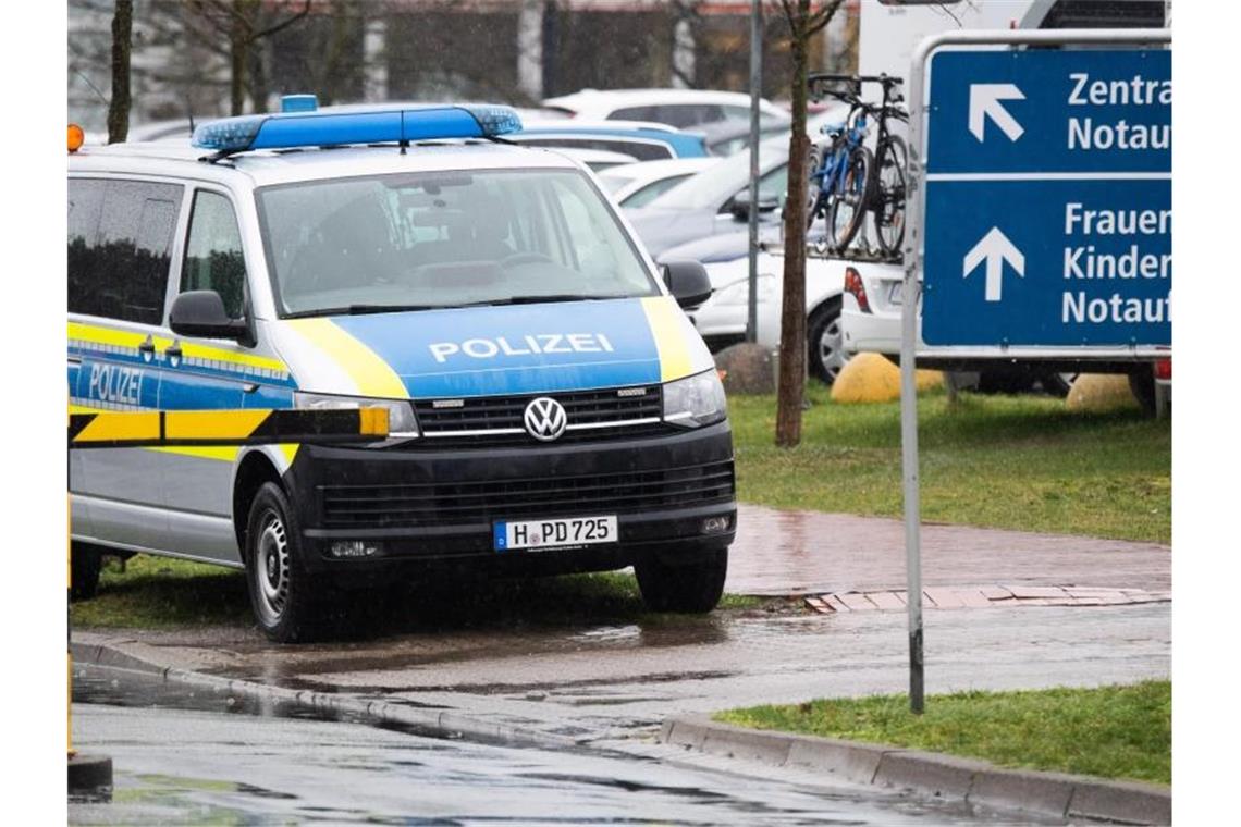 Polizei vor der Medizinische Hochschule Hannover: Hier wird ein Mann mit Schussverletzungen behandelt, der besonderen Polizeischutz braucht. Foto: Julian Stratenschulte/dpa