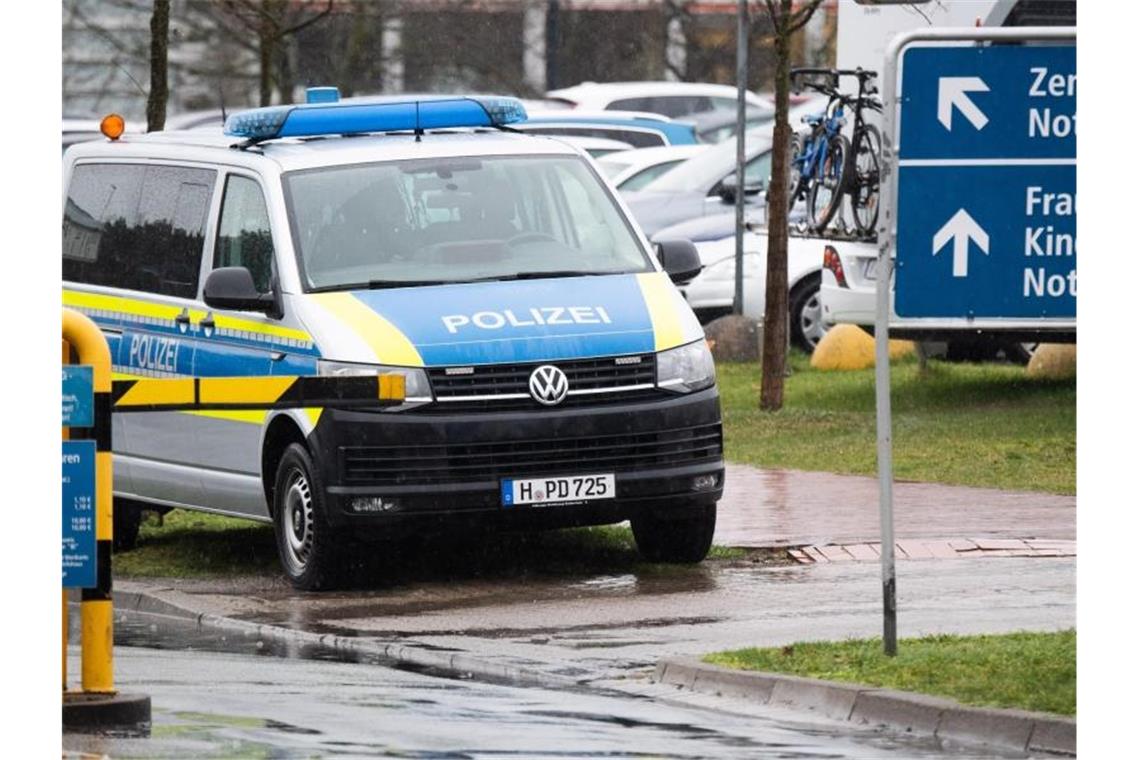 Polizei vor der Medizinischen Hochschule Hannover: Die Bewachung des mutmaßlichen Clan-Mitglieds soll fast 900.000 Euro gekostet haben. Foto: Julian Stratenschulte/dpa