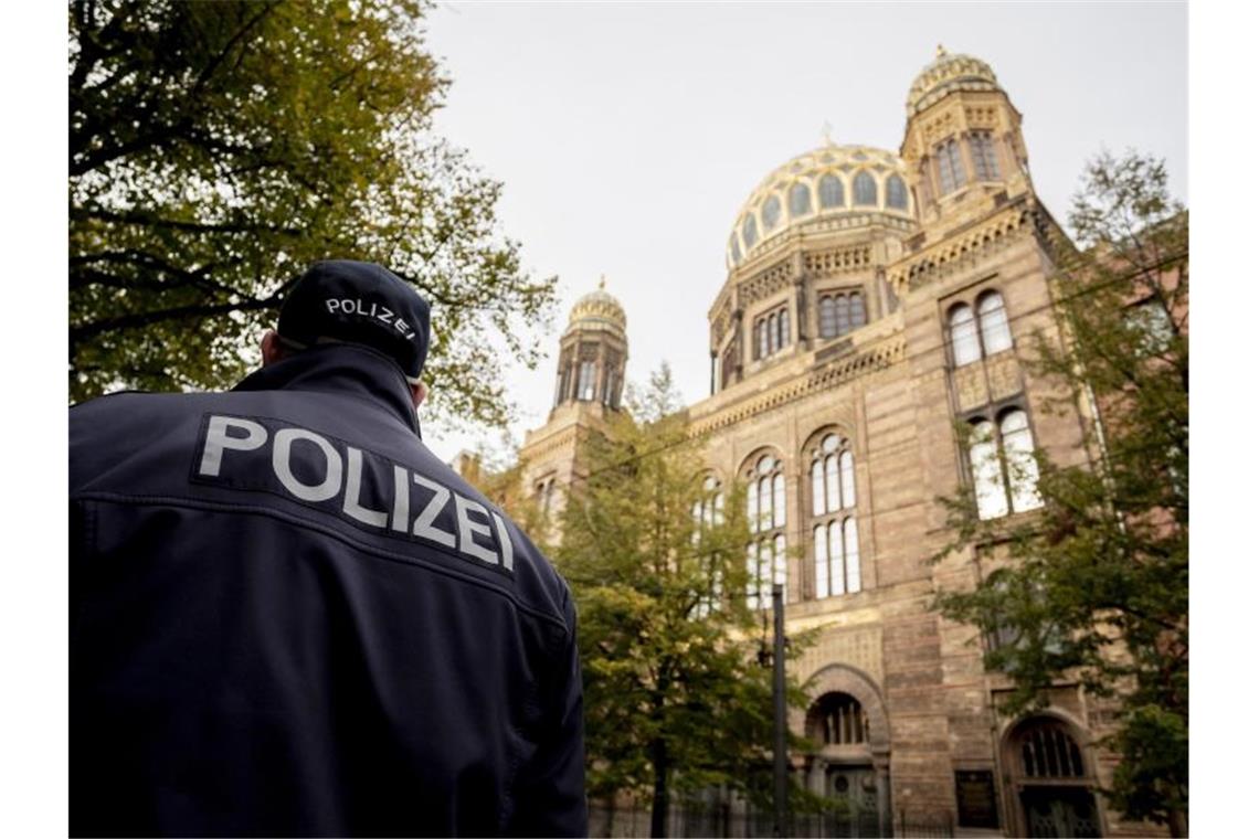 Polizei vor der Neuen Synagoge Berlin. In vielen Städten stehen nach den Schüssen von Halle jüdische Einrichtungen unter besonderem Schutz. Foto: Christoph Soeder/dpa