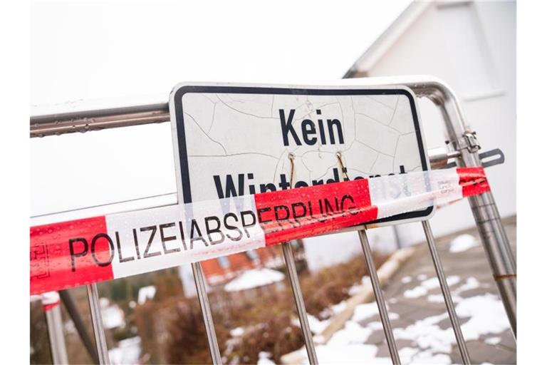 Polizeiabsperrband vor dem Haus in Mistelbach, in dem ein 18-Jähriger zwei Menschen getötet haben soll. Foto: Nicolas Armer/dpa