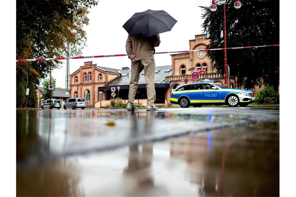 Polizeiabsperrung am Bahnhof in Elze. Foto: Hauke-Christian Dittrich