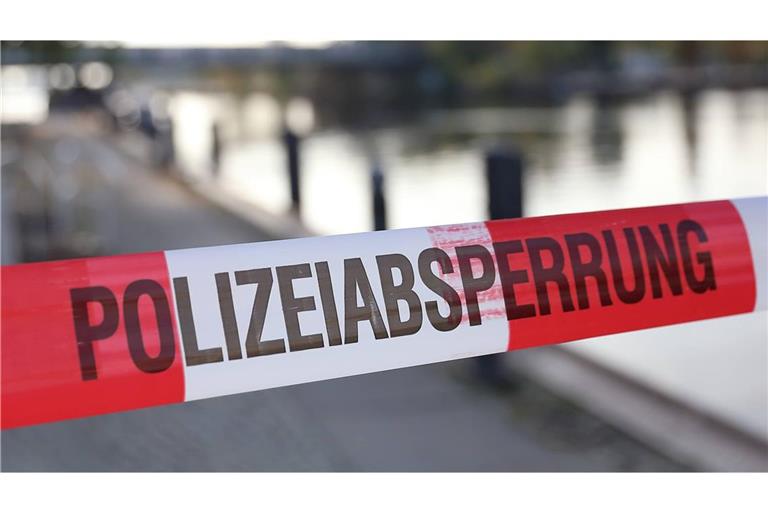 Wer ist er/sie? Skelettierte Leiche im Wald in Bayern entdeckt Polizeiabsperrung am Fundort einer Leiche (Symbolfoto).