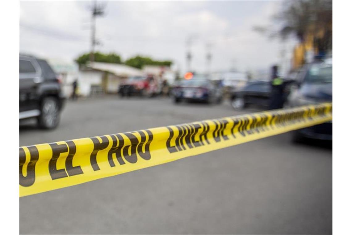 19 verbrannte Leichen nahe US-Grenze in Mexiko gefunden Polizeiabsperrung am Tatort: In Mexiko werden täglich fast 100 Morde registriert. Foto: Jair Cabrera Torres/dpa/Symbolbild