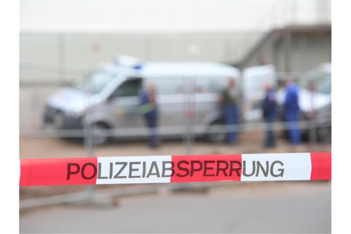 A8 wegen Bombenentschärfung für mehrere Stunden gesperrt Polizeiabsperrung bei Entschärfung einer Bombe. Foto: Matthias Bein/dpa-Zentralbild/dpa/Symbolbild