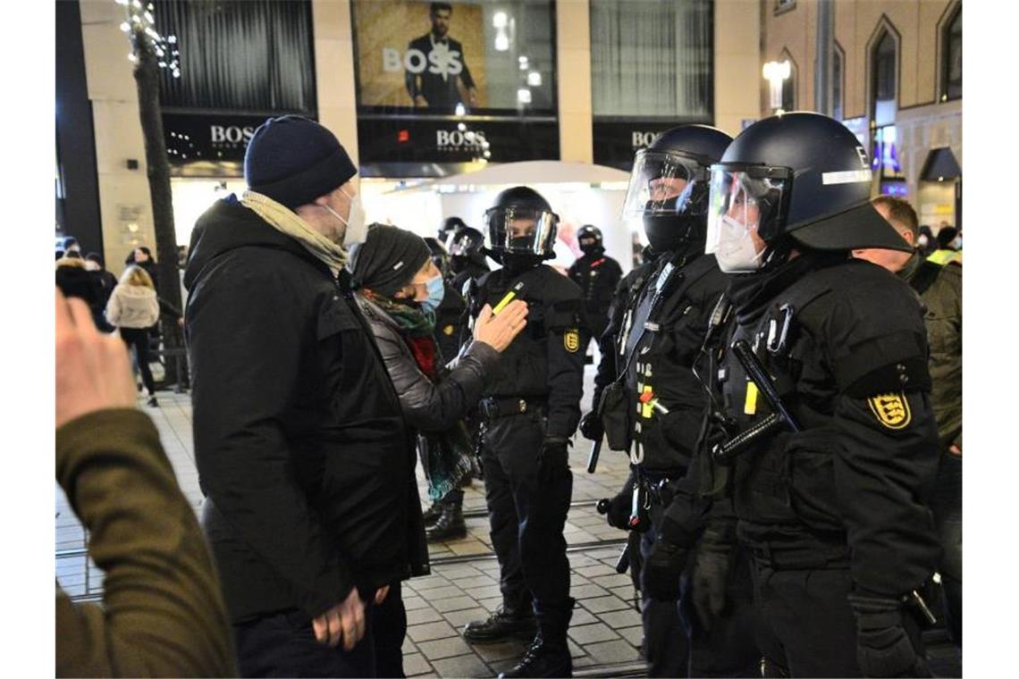 13 Einsatzkräfte bei Corona-Demo in Mannheim verletzt Polizeiangaben zufolge wurden wegen der Angriffe 13 Personen festgenommen. Foto: René Priebe/PR-Video /dpa