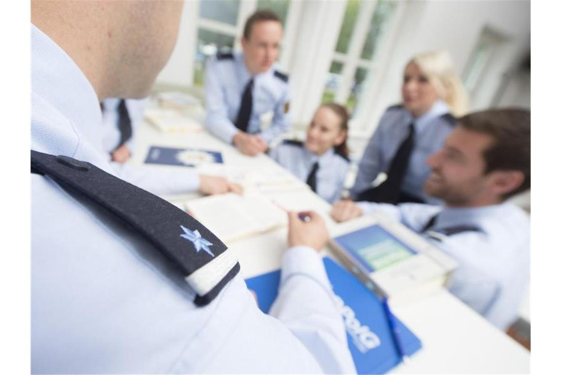Viele Polizeibewerber scheitern im Bewerbungstest am Diktat Polizeianwärter, fotografiert in einer Ausbildungssituation. Foto: Polizei BW/Innenministerium Baden-Württemberg/dpa