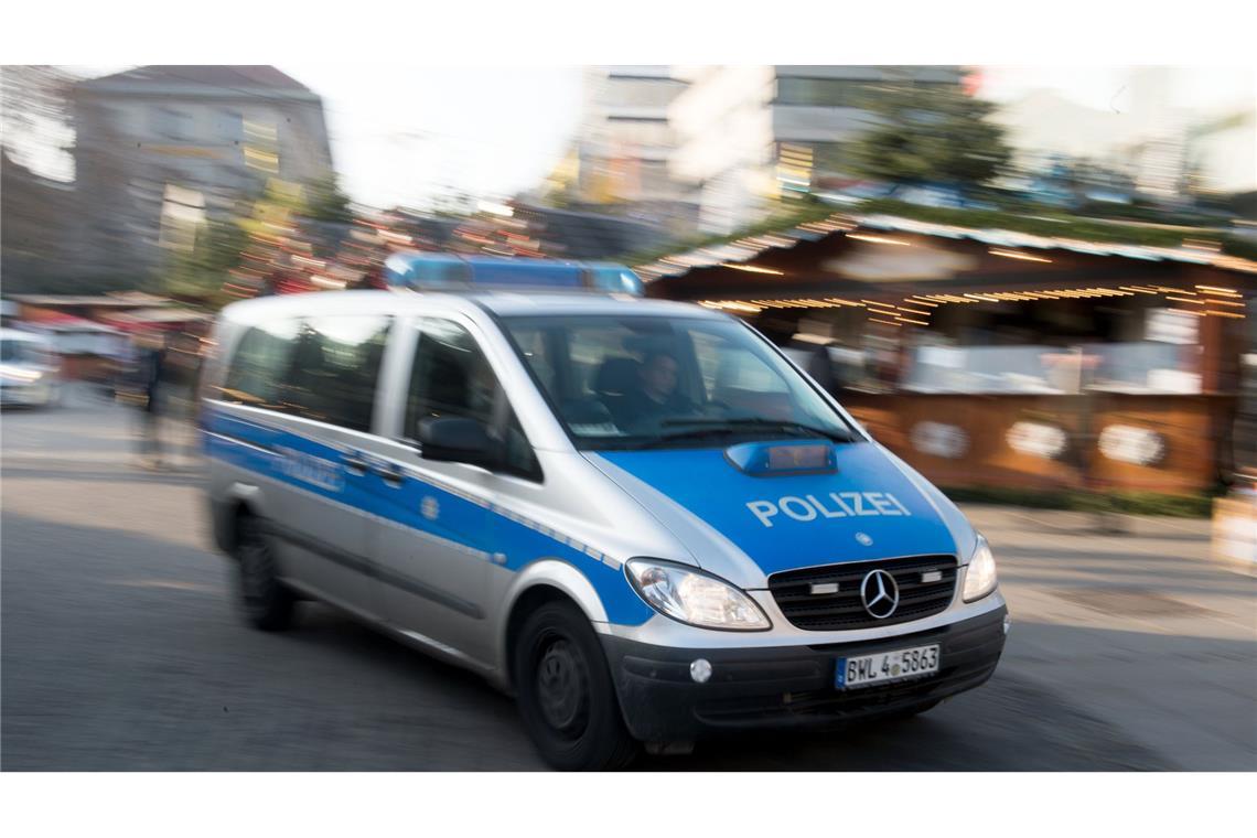Polizeiauto am Rande des Stuttgarter Weihnachtsmarkts (Archivbild)