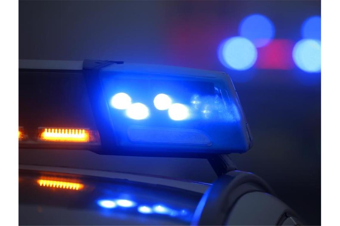 Tote in Weser ist vermutlich vermisstes Mädchen Polizeiauto mit Blauchlicht. Foto: Karl-Josef Hildenbrand/dpa/Archivbild