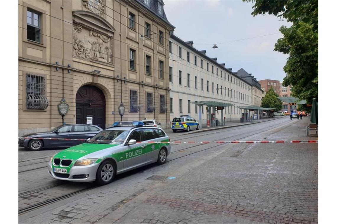 Tote und Verletzte bei Messerattacke in Würzburg Polizeiautos stehen am gesperrten Tatort. Foto: Carolin Gißibl/dpa