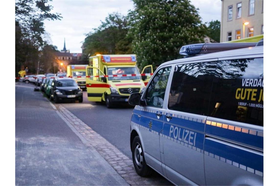 Tödliche Gewalttat: Geschwisterpaar in Dresden getötet Polizeiautos und Notarztwagen im Einsatz: In einem der benachbarten Häuser wurden zwei Kinder getötet. Foto: Christian Essler