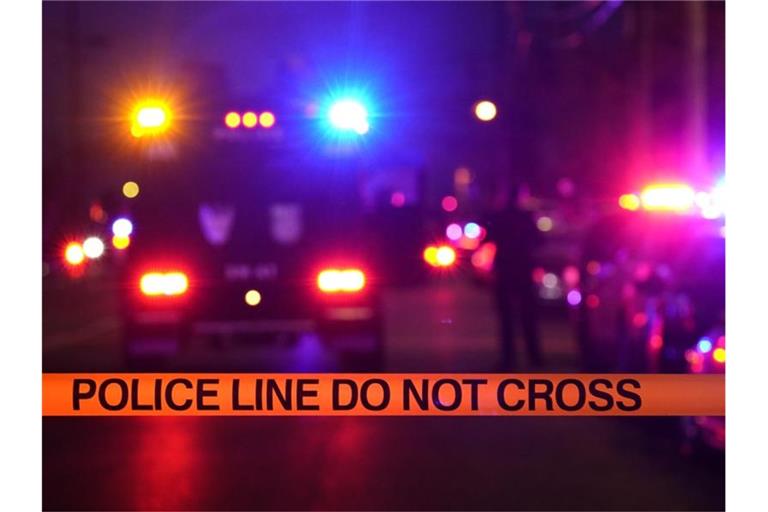 Polizeiband in der Nähe des Tatorts einer Schießerei in Sacramento. Ein Mann hat in einer Kirche mindestens vier Menschen erschossen und auch sich selbst getötet. Foto: Rich Pedroncelli/AP/dpa