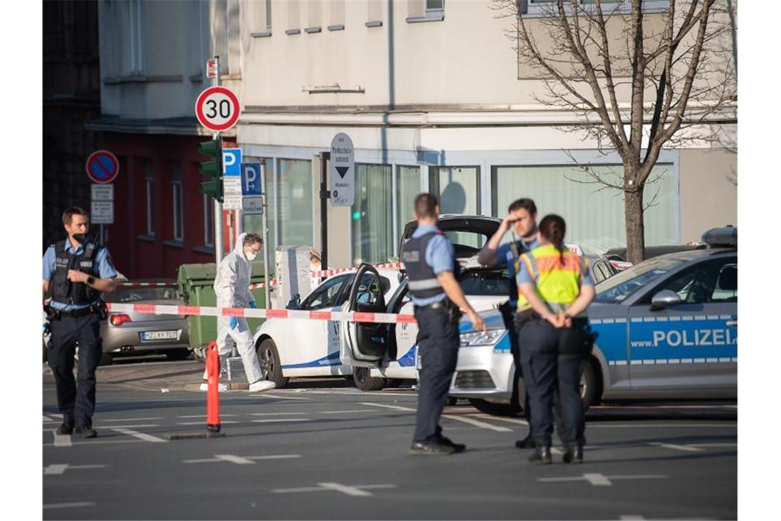Mann verletzt drei Menschen - Polizist schießt auf Angreifer Polizeibeamte arbeiten nach einem Einsatz am Mainzer Aliceplatz. Foto: Sebastian Gollnow/dpa