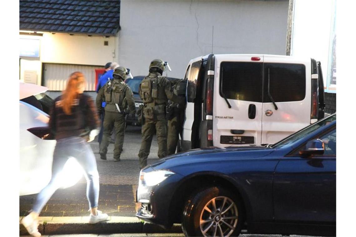 Großrazzia gegen irakische Rockerbande in NRW Polizeibeamte auf dem Weg zu einer Hausdurchsuchung in Essen. Foto: Stephan Witte/KDF-TV & Picture 2019