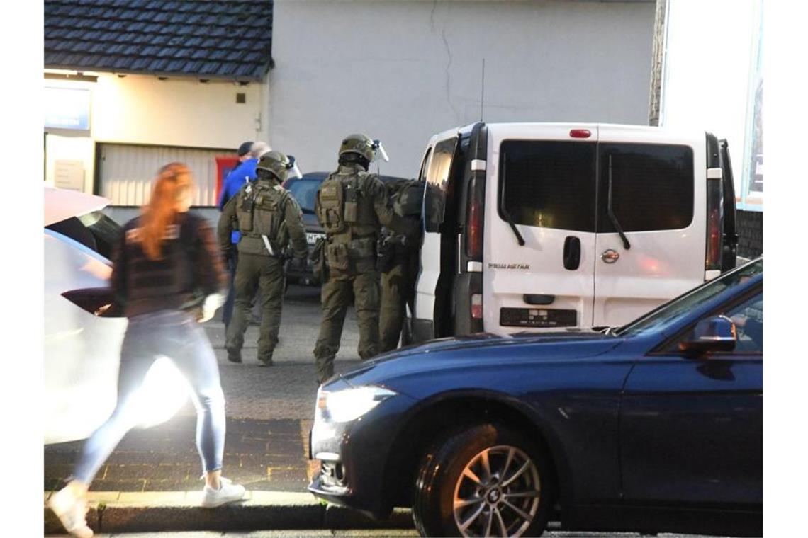 Polizeibeamte auf dem Weg zu einer Hausdurchsuchung in Essen. Foto: Stephan Witte/KDF-TV & Picture 2019