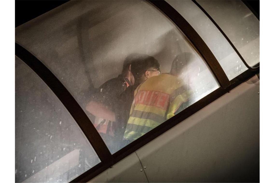Seit Jahresbeginn wurden 18 Gefährder abgeschoben Polizeibeamte begleiten einen Mann auf dem Flughafen Leipzig-Halle in ein Charterflugzeug. Foto: Michael Kappeler/dpa