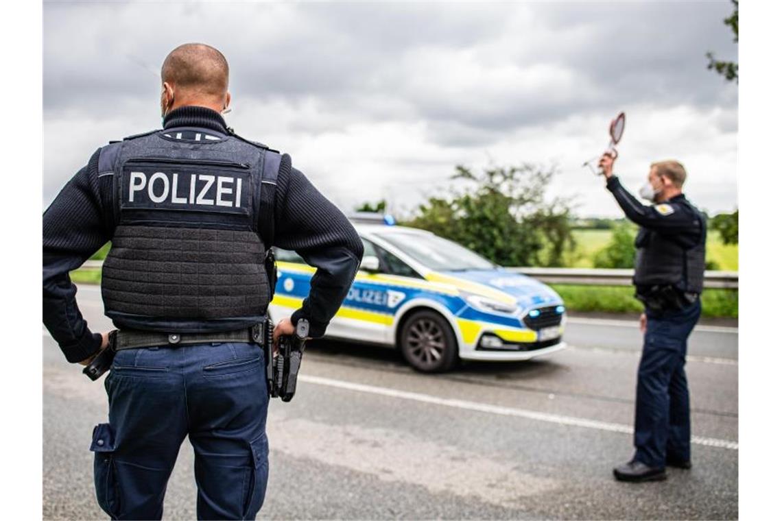 Polizeibeamte bei einer Corona-Einreisekontrolle der Bundespolizei an der deutsch-niederländischen Grenze. Foto: Guido Kirchner/dpa