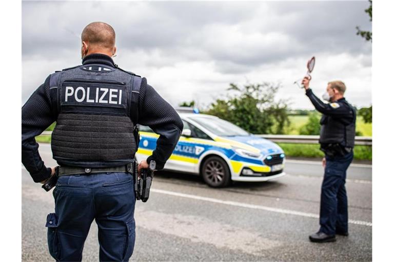 Polizeibeamte bei einer Corona-Einreisekontrolle der Bundespolizei an der deutsch-niederländischen Grenze. Foto: Guido Kirchner/dpa