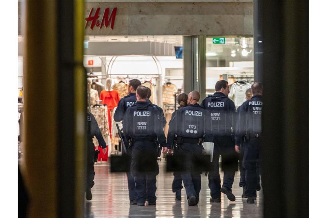 Ermittlungen nach Bombenattrappen-Fund im Einkaufszentrum Polizeibeamte beim Einsatz in dem Einkaufszentrum in Duisbureg. Foto: Christoph Reichwein