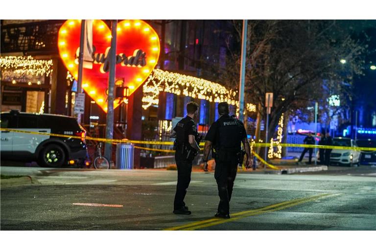 Polizeibeamte bewachen den Tatort nach Schüssen in einer Bar im texanischen Austin.