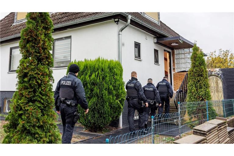 Polizeibeamte durchsuchen ein Haus in einer Wohnsiedlung in Garbsen.