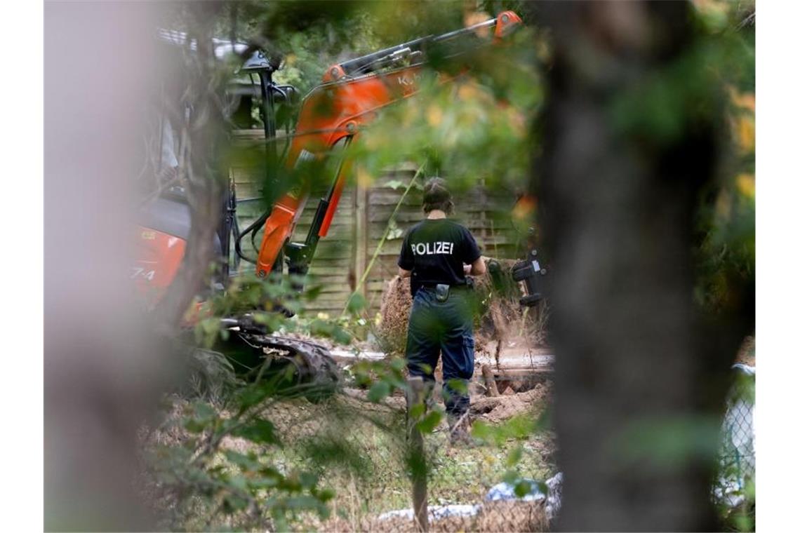 Polizeibeamte durchsuchen eine Kleingarten-Parzelle am Stadtrand von Hannover. Foto: Peter Steffen/dpa