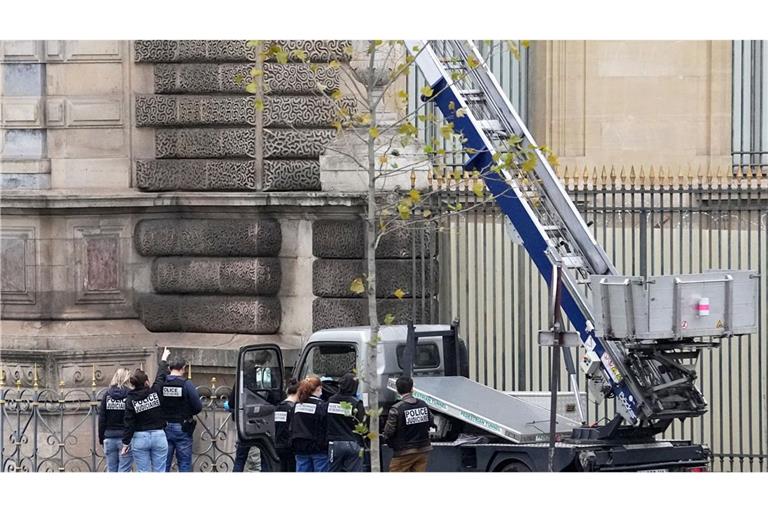 Polizeibeamte ermitteln am Louvre-Museum an einem von Dieben benutzten Lastenaufzug.