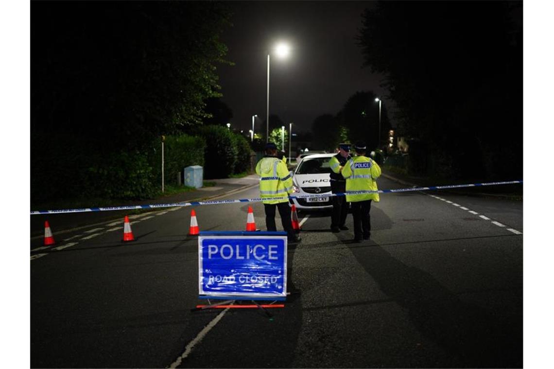 Sechs Tote bei Bluttat in Plymouth Polizeibeamte errichten eine Sperre in der Nähe eines Tatorts in der Gegend von Keyham. Foto: Ben Birchall/PA Wire/dpa