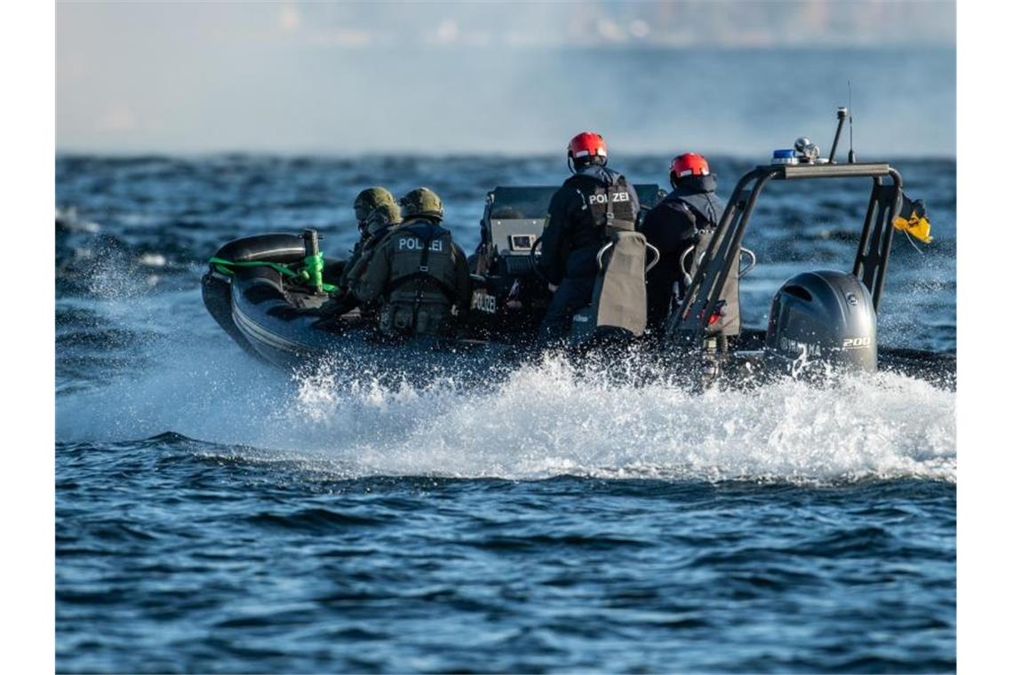Polizeikräfte trainieren Einsatzlage auf dem Bodensee