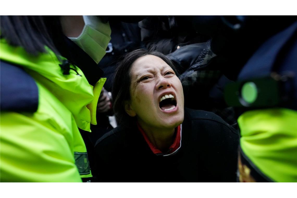 Südkorea: Anhänger Yoons wollen Festnahme verhindern Polizeibeamte führen eine Anhängerin des suspendierten Präsidenten Yoon in der Nähe der Präsidentenresidenz ab.
