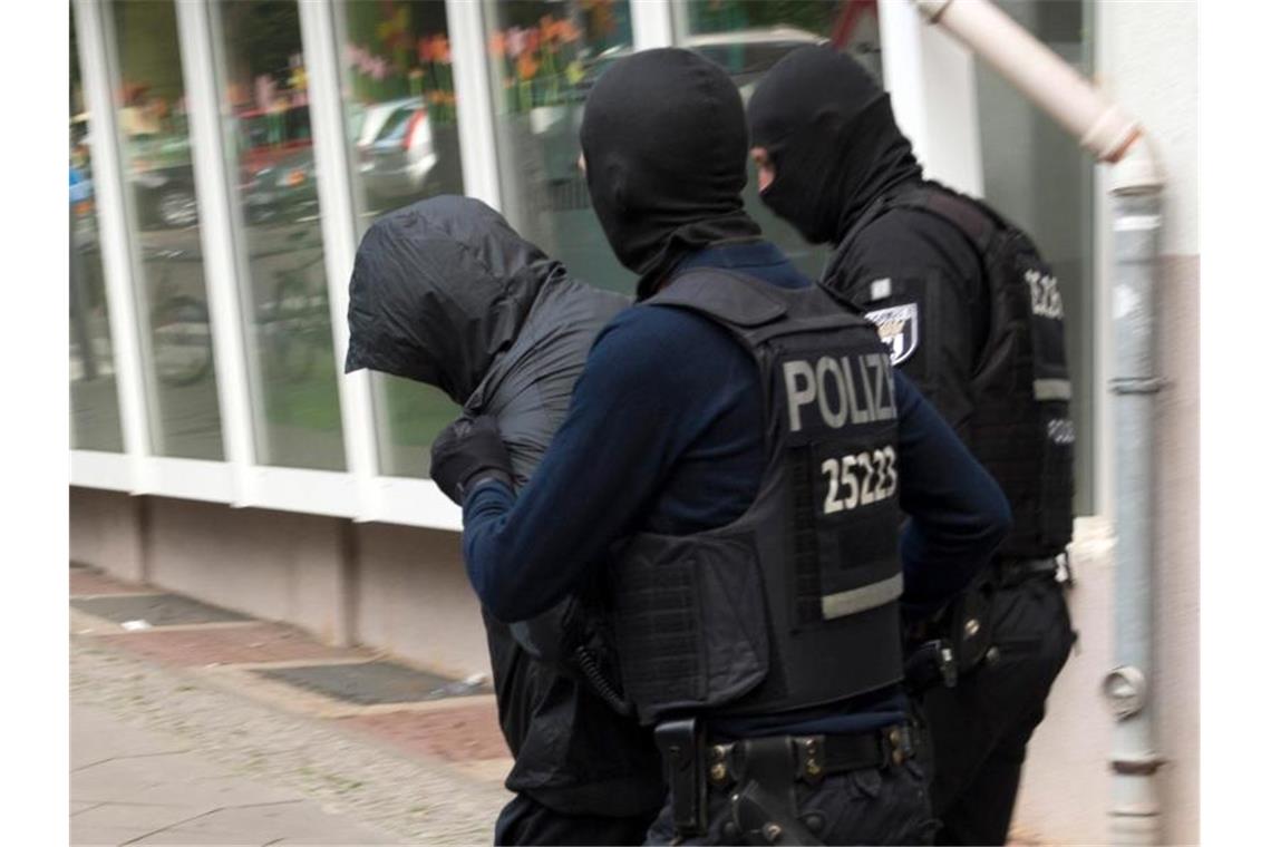 Experten: Kampf gegen Clan-Kriminalität zeigt Wirkung Polizeibeamte führen im Juli in Berlin einen Mann ab. Foto: Paul Zinken