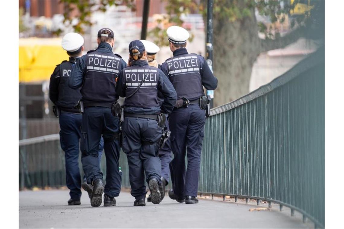 Polizeibeamte gehen durch die Innenstadt. Foto: Sebastian Gollnow/dpa/Symbolbild