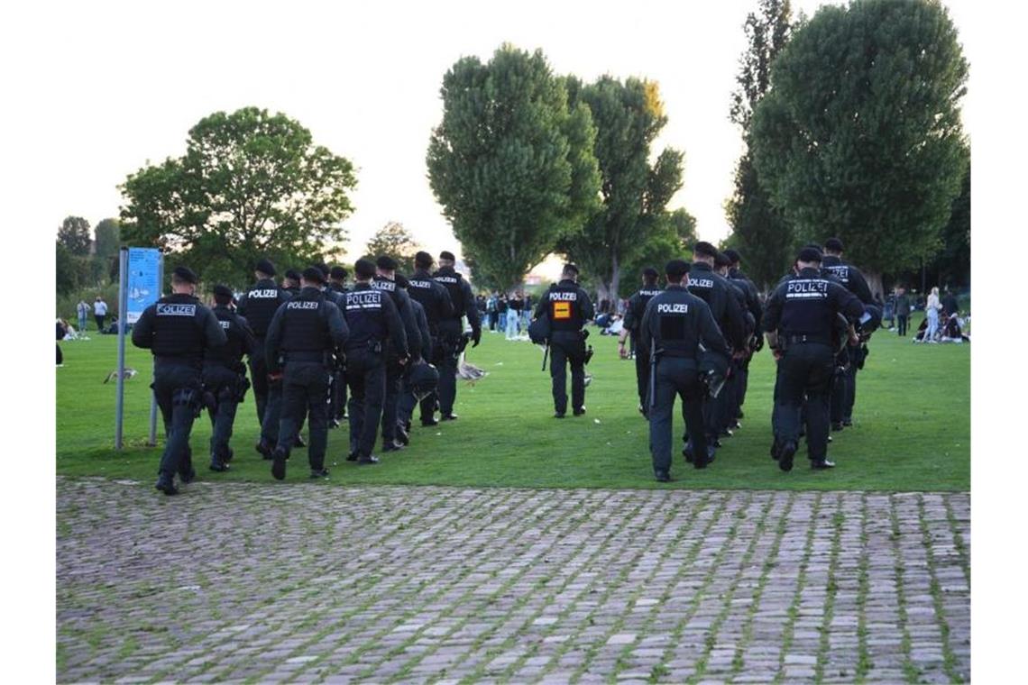 Nächtliches Aufenthaltsverbot auf Neckarwiese entfällt Polizeibeamte gehen über die Neckarwiese. Foto: Rene Priebe/dpa/Archivbild