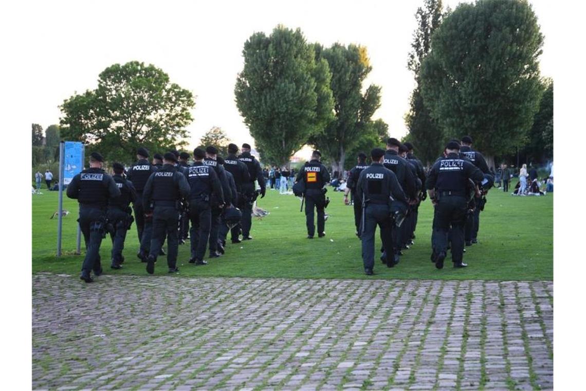 Längeres Aufenthaltsverbot für Neckarwiese in Heidelberg Polizeibeamte gehen über die Neckarwiese in Heidelberg. Foto: Rene Priebe/dpa/Archivbild